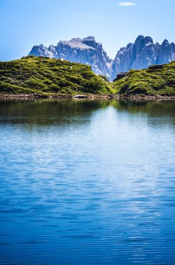 Manzara İtalyan Alplerinin ortasından geçiyordu