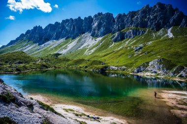 Manzara İtalyan Alplerinin ortasından geçiyordu
