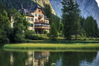 Dolomites dağlarında Lago di Dobbiaco, Cortina dAmpezzo, İtalya 'nın kasvetli bahar gününde.