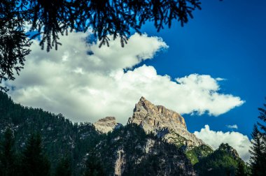 Dolomites dağlarında Lago di Dobbiaco, Cortina dAmpezzo, İtalya 'nın kasvetli bahar gününde.