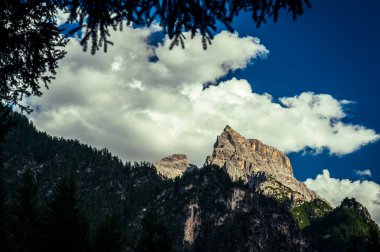 Dolomites dağlarında Lago di Dobbiaco, Cortina dAmpezzo, İtalya 'nın kasvetli bahar gününde.