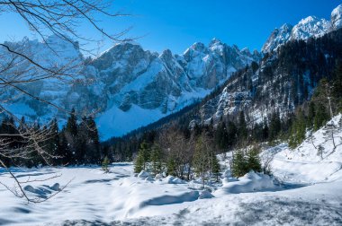 Şiddetli bir kar yağışı sonrasında Tarvisio turizm beldesi