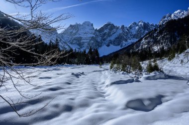 Şiddetli bir kar yağışı sonrasında Tarvisio turizm beldesi