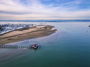 Lignano Sabbiadoro plajı ve tarihi deniz fenerleri..