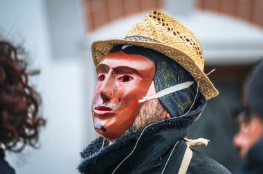 Carnia 'daki karnaval. Sauris, dini ve pagan geleneğinin maskeleri. İtalya