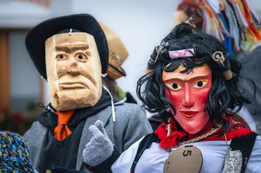 Carnia 'daki karnaval. Sauris, dini ve pagan geleneğinin maskeleri. İtalya