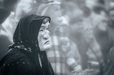 Carnia 'daki karnaval. Sauris, dini ve pagan geleneğinin maskeleri. İtalya