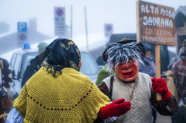 Carnia 'daki karnaval. Sauris, dini ve pagan geleneğinin maskeleri. İtalya