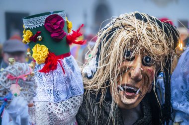 Carnia 'daki karnaval. Sauris, dini ve pagan geleneğinin maskeleri. İtalya