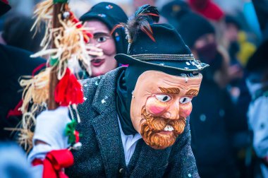 Carnia 'daki karnaval. Sauris, dini ve pagan geleneğinin maskeleri. İtalya