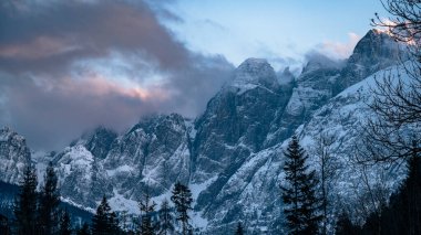 Kış sonunda Valbruna ve Val Saisera 'daki dağların manzarası..