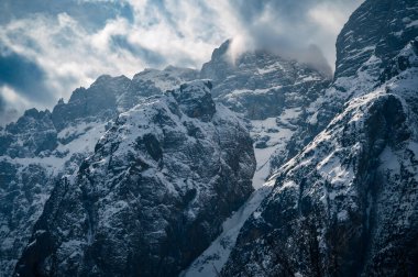 Kış sonunda Valbruna ve Val Saisera 'daki dağların manzarası..
