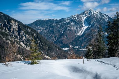 Kış sonunda Valbruna ve Val Saisera 'daki dağların manzarası..