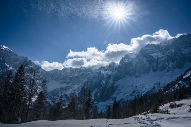 Kış sonunda Valbruna ve Val Saisera 'daki dağların manzarası..