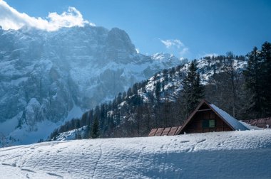 Kış sonunda Valbruna ve Val Saisera 'daki dağların manzarası..