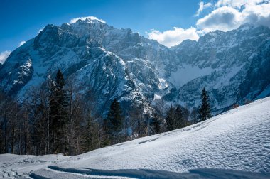 Kış sonunda Valbruna ve Val Saisera 'daki dağların manzarası..