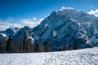 Kış sonunda Valbruna ve Val Saisera 'daki dağların manzarası..