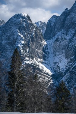 Kış sonunda Valbruna ve Val Saisera 'daki dağların manzarası..