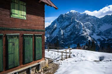 Kış sonunda Valbruna ve Val Saisera 'daki dağların manzarası..