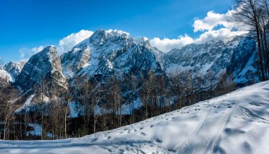 Kış sonunda Valbruna ve Val Saisera 'daki dağların manzarası..
