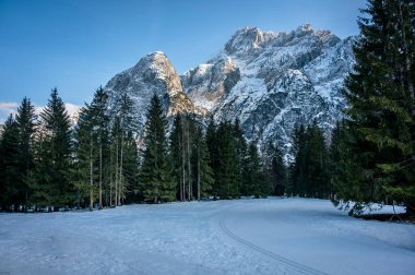 Kış sonunda Valbruna ve Val Saisera 'daki dağların manzarası..