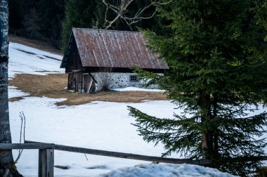 İtalya 'nın Udine ili, Valbruna' daki İtalyan Alplerindeki dağ evi manzarası