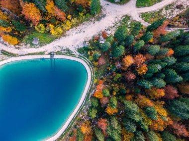 Sella Nevea 'da sonbahar ağaçlı sihirli göller. Canin Dağı ve Montasio Dağı 'nın eteklerinde. Julian Alpleri