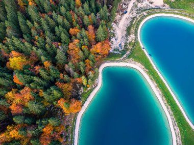 Sella Nevea 'da sonbahar ağaçlı sihirli göller. Canin Dağı ve Montasio Dağı 'nın eteklerinde. Julian Alpleri