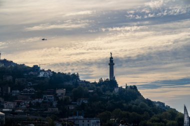 Güzel turuncu suşette Barcolana deniz feneri manzarası 