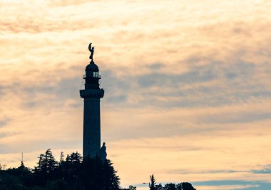 Güzel turuncu suşette Barcolana deniz feneri manzarası 
