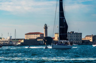 Barcolana Limanı Gün batımında, İtalya 