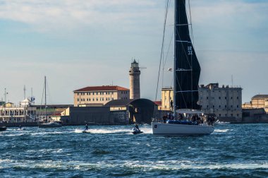 Barcolana Limanı Gün batımında, İtalya 