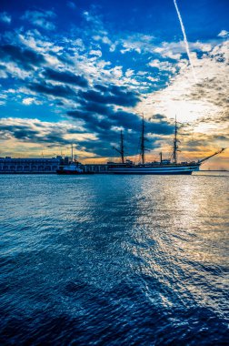 Barcolana Limanı Gün batımında, İtalya 