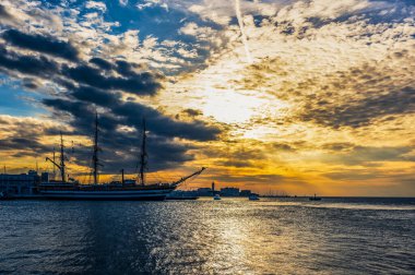 Barcolana Limanı Gün batımında, İtalya 