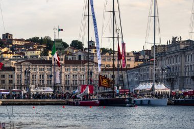 Barcolana Limanı Gün batımında, İtalya 