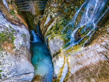 Julian Prealps 'de şelale ve baraj. Crosis, Tarcento 'nun incisi. Doğa ve mühendislik