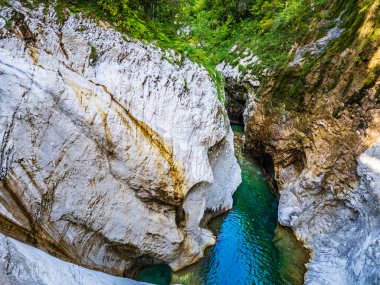 Julian Prealps 'de şelale ve baraj. Crosis, Tarcento 'nun incisi. Doğa ve mühendislik