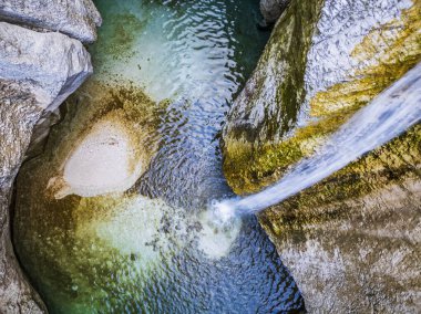 Julian Prealps 'de şelale ve baraj. Crosis, Tarcento 'nun incisi. Doğa ve mühendislik