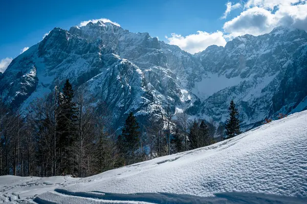 Kış sonunda Valbruna ve Val Saisera 'daki dağların manzarası..
