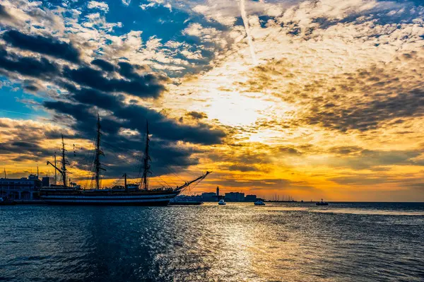 Barcolana Limanı Gün batımında, İtalya 