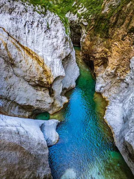 Julian Prealps 'de şelale ve baraj. Doğa 