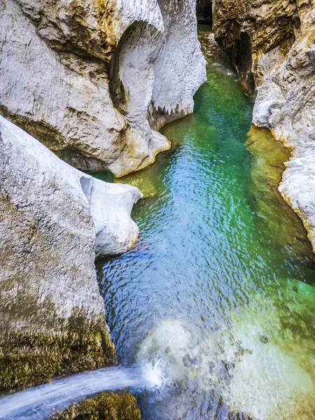Julian Prealps 'de şelale ve baraj. Doğa 