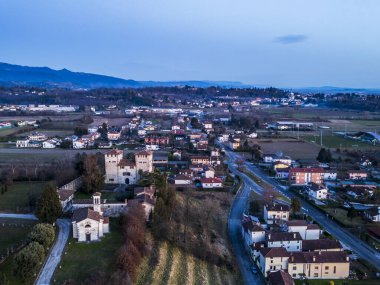 Günbatımında Cassacco 'nun görkemli manzarası. İnci üç Friuli tepesi