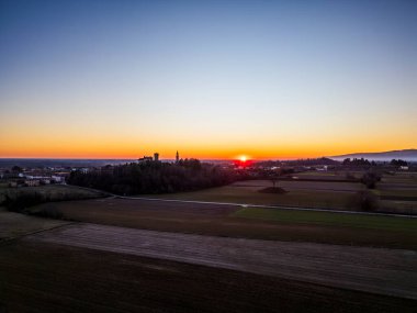 Köyün gün batımı manzaralı tarlası  