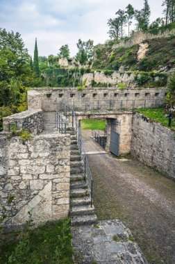 Osoppo Kalesi veya Osoppo 'daki Fortezza di Osoppo harabeleri, Udine, İtalya