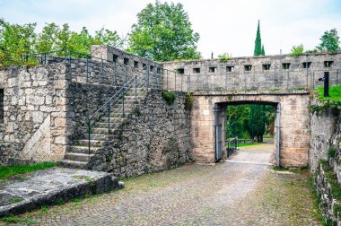 Osoppo Kalesi veya Osoppo 'daki Fortezza di Osoppo harabeleri, Udine, İtalya