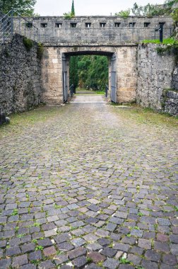 Osoppo Kalesi veya Osoppo 'daki Fortezza di Osoppo harabeleri, Udine, İtalya