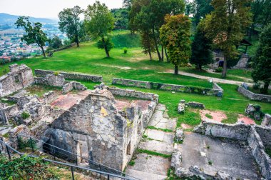 Osoppo Kalesi veya Osoppo 'daki Fortezza di Osoppo harabeleri, Udine, İtalya