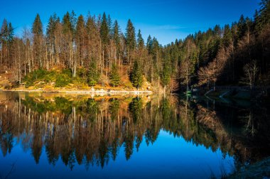 Fusine Göl Vadisi 'nde sabah. Sonbahar 