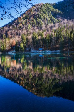 Fusine Göl Vadisi 'nde sabah. Sonbahar 